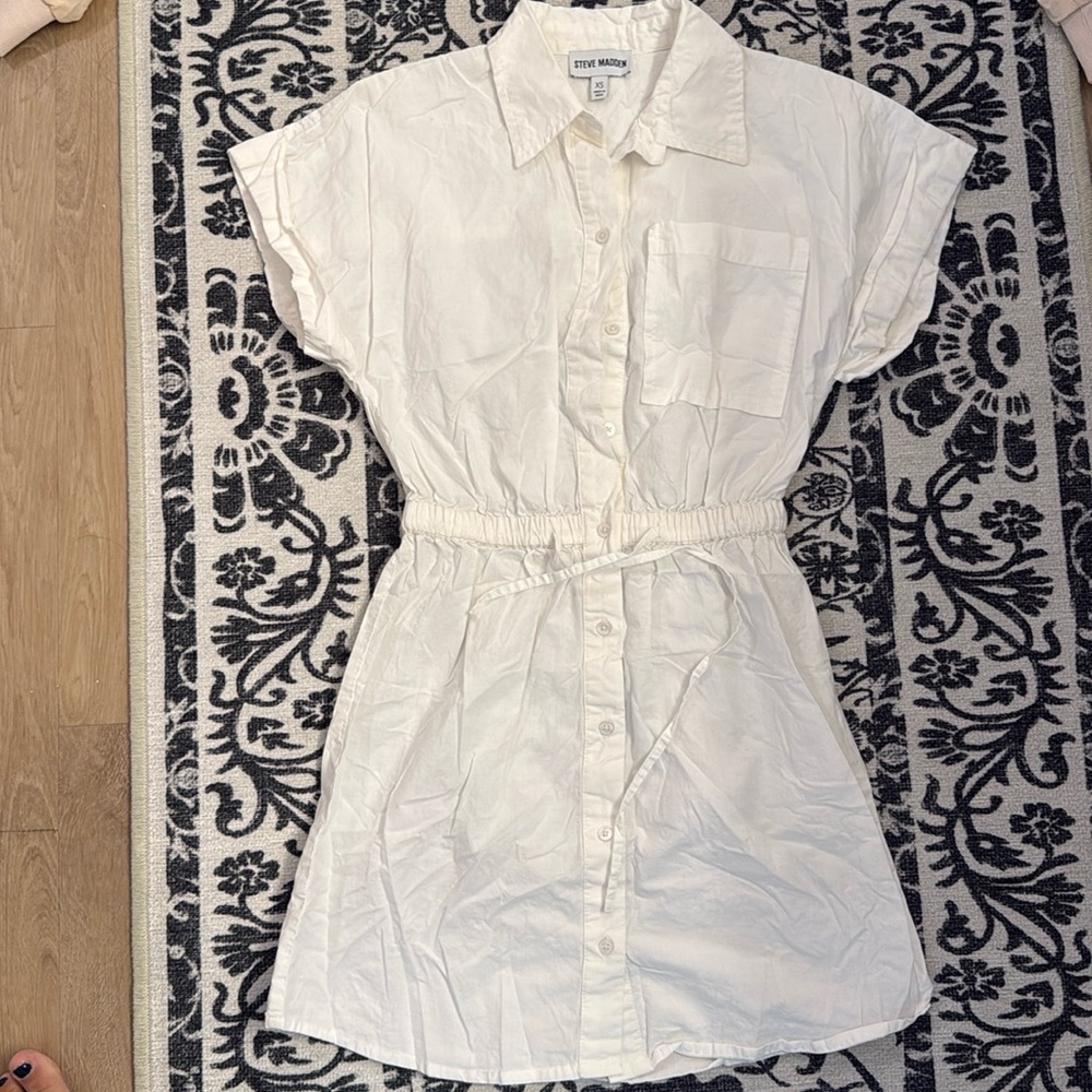 White Steve Madden T-shirt, dress with cinched waist size extra small